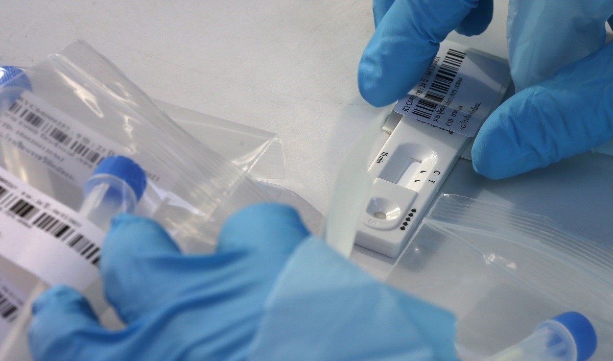 Znanstvenici iz SAD-a: Omikron je možda preuzeo djelić gena virusa prehlade