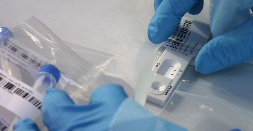 Znanstvenici iz SAD-a: Omikron je možda preuzeo djelić gena virusa prehlade