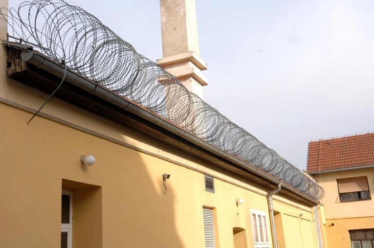 Pravobraniteljica o zatvorima: Zamislite da ste 22 sata zatvoreni u pregrijanoj sobi