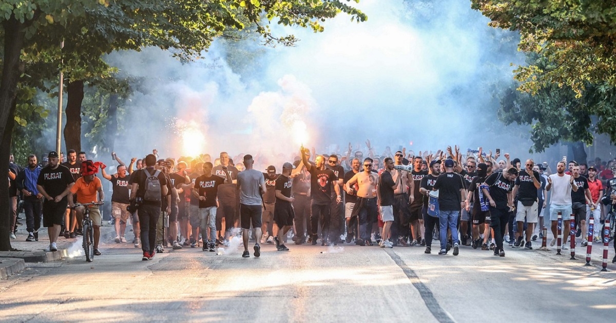 Srpska zastava u plamenu. Albanski navijač poručio: Čekamo vas