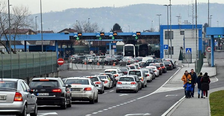 Rekordne gužve na prijelazima iz Hercegovine u Hrvatsku, čeka se satima