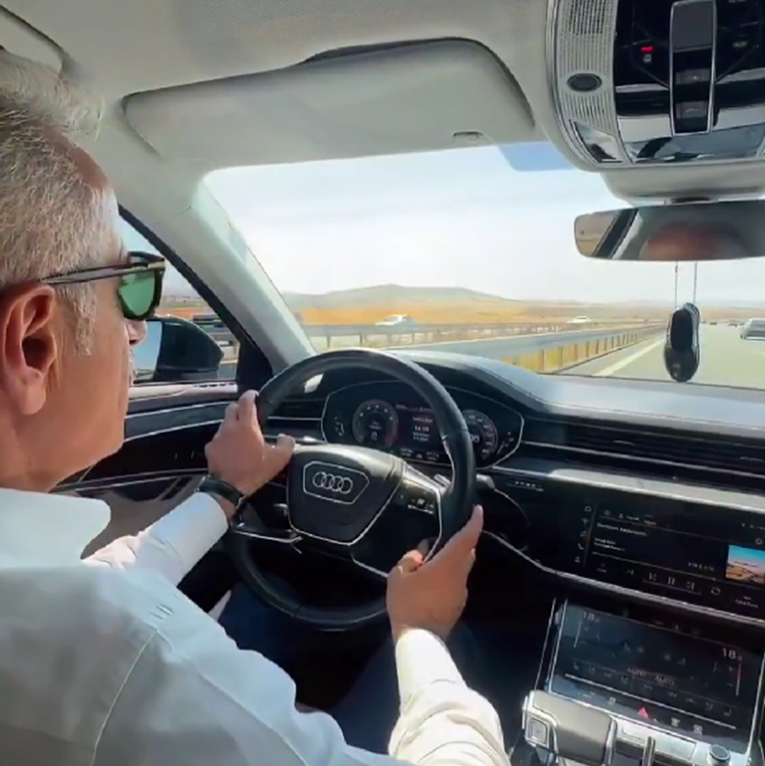 Turski ministar snimao kako juri po autocesti. Slušao narodnjake i Erdoğanove govore