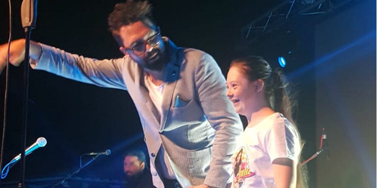 Djevojčica s Downovim sindromom zapjevala uz Grašu na koncertu u Primoštenu