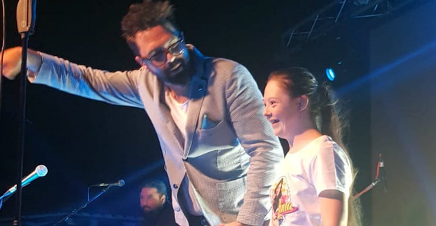 Djevojčica s Downovim sindromom zapjevala uz Grašu na koncertu u Primoštenu