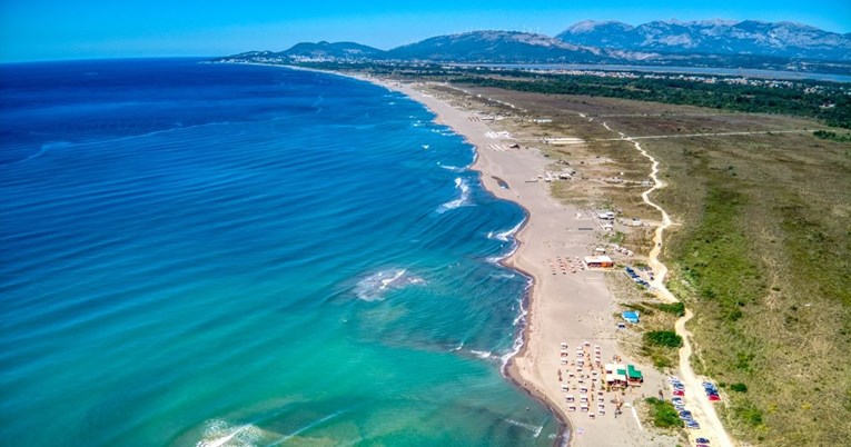 Ovu plažu zovu jadranskom Copacabanom, duga je 13 km, a na nju stane 150.000 kupača
