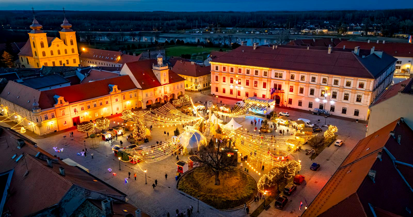 FOTO Pogled iz zraka na Advent u osječkoj Tvrđi