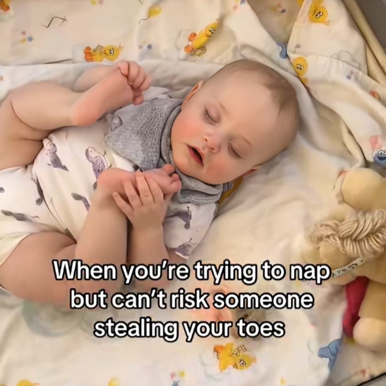 Mama snimila slatki položaj u kojem je zaspala beba. Izmamit će vam osmijeh na lice