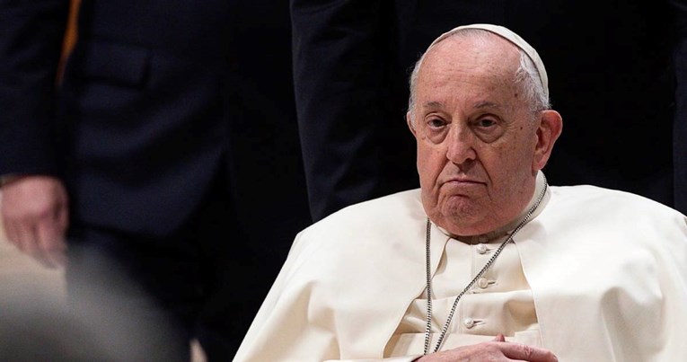 Papa morao prekinuti govor