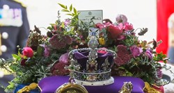 Charles u cvijeću na vrhu kraljičinog lijesa ostavio karticu s posebnom porukom