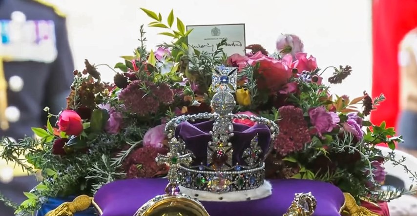 Charles u cvijeću na vrhu kraljičinog lijesa ostavio karticu s posebnom porukom