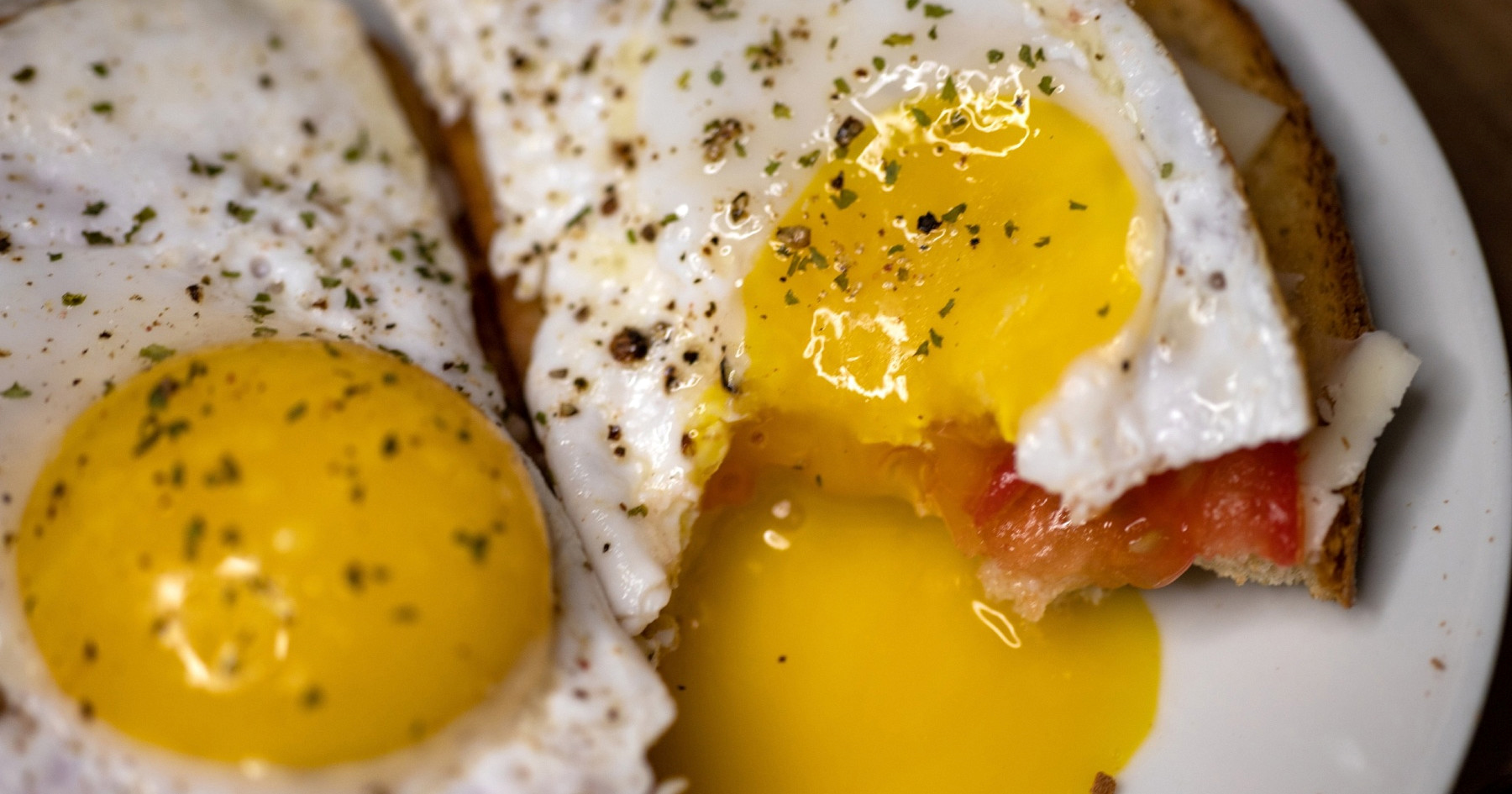 Jednostavan trik za savršena jaja na oko s tekućim žumanjkom