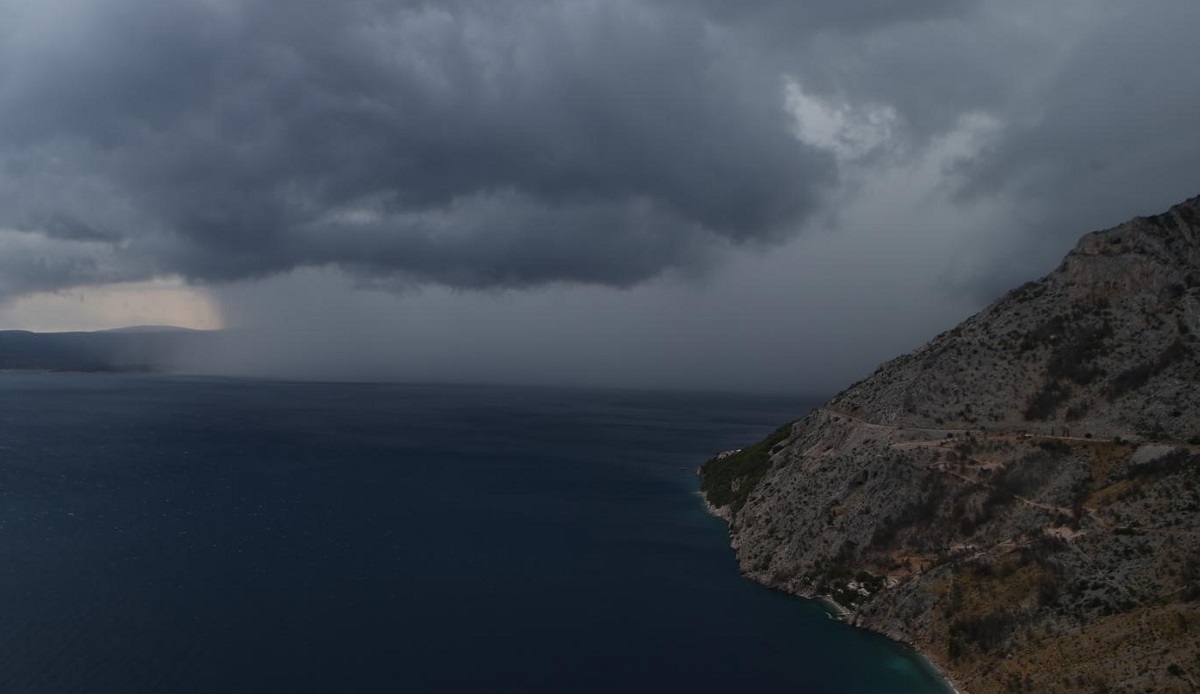 Velika promjena vremena, upaljeni meteoalarmi, ogromni problemi na cestama