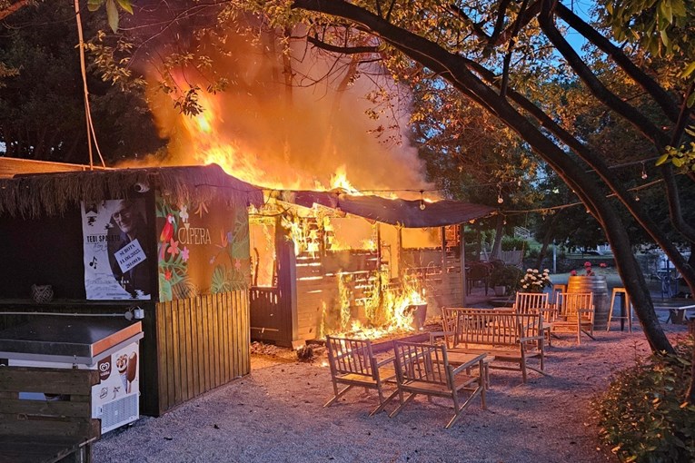 FOTO Jutros izgorio beach bar u Lovranu