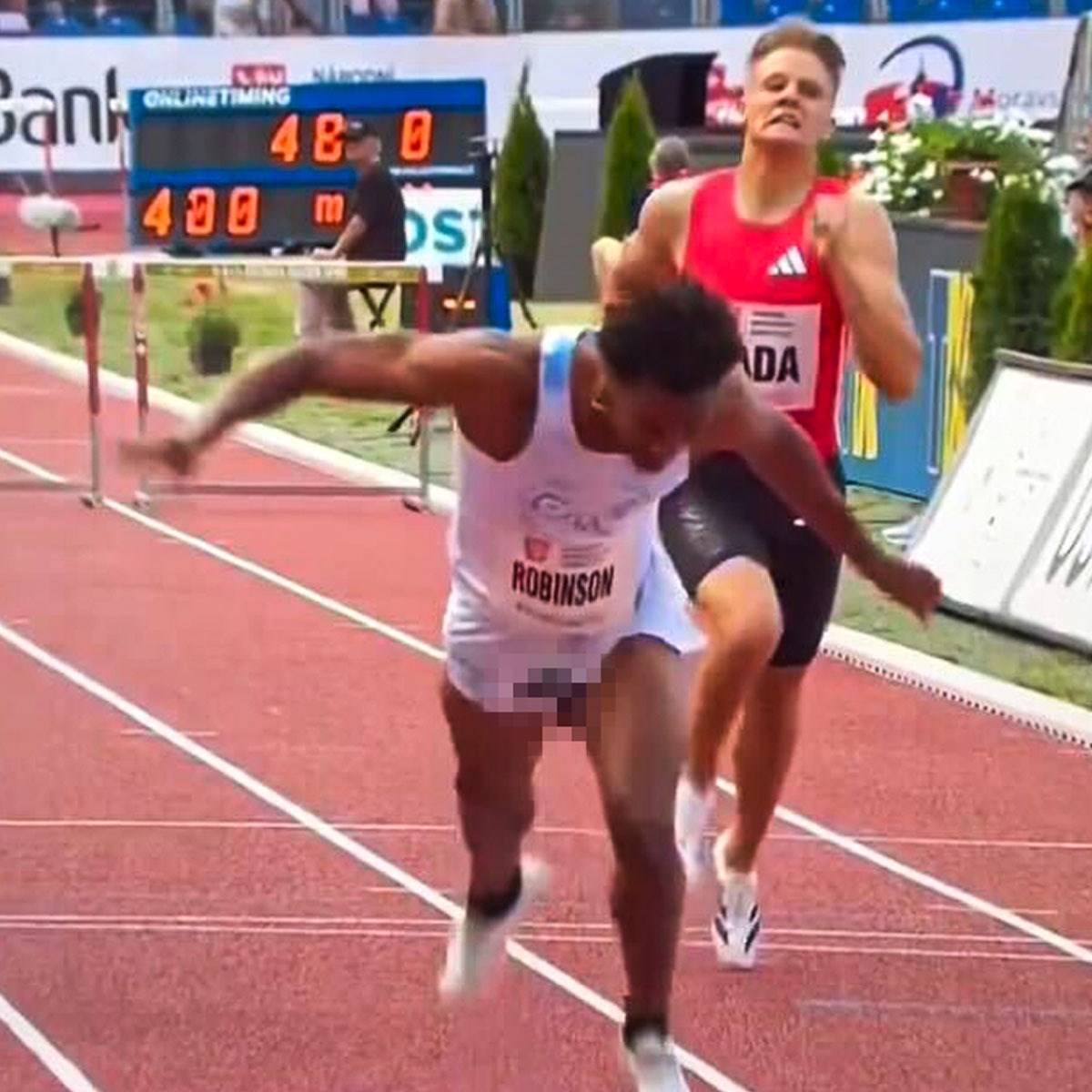 VIDEO Atletičaru usred utrke ispalo spolovilo. Pao je i smijao se na cilju