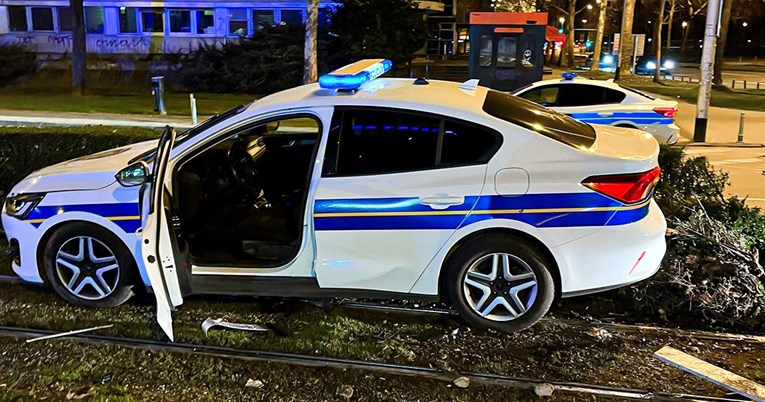 FOTO Policajka u Zagrebu noćas službenim autom sletjela na tračnice