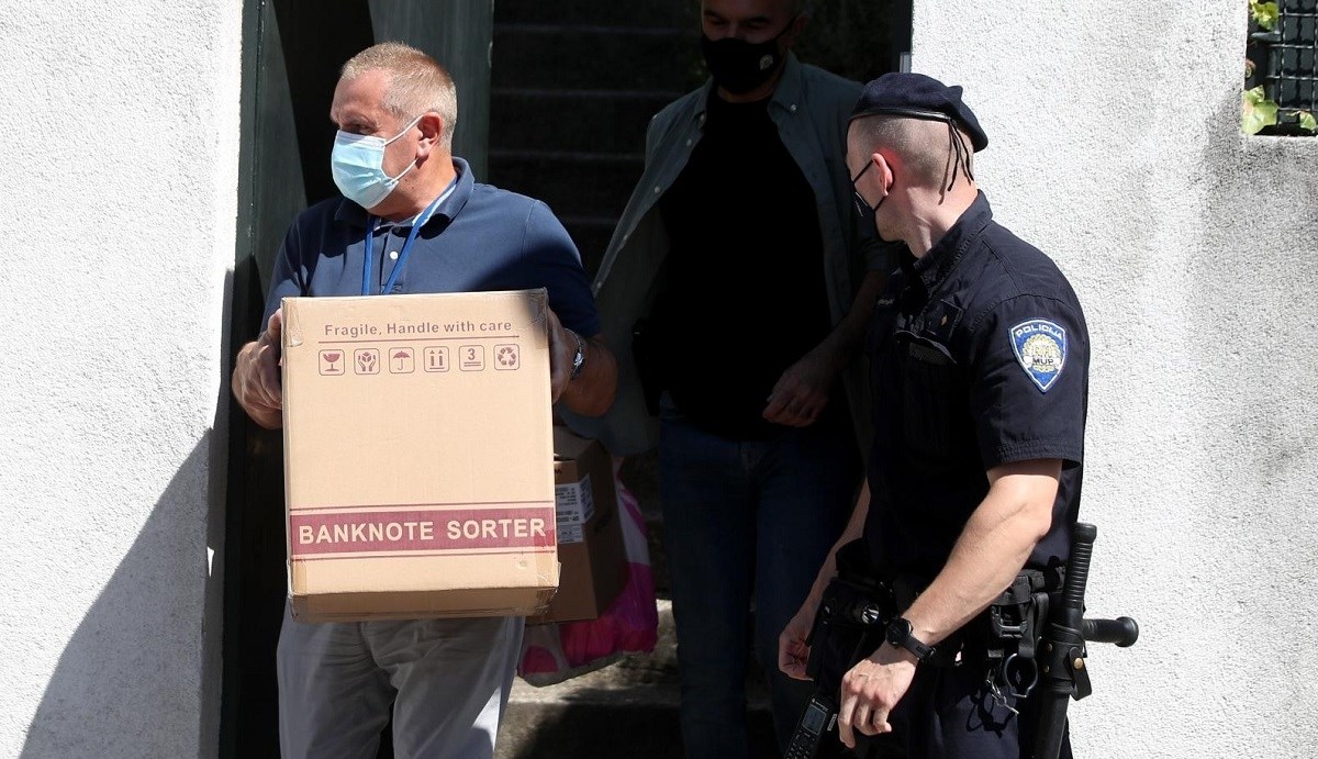 FOTO Iz kuće šefa HRT-a iznijeli kutiju za brojač novca