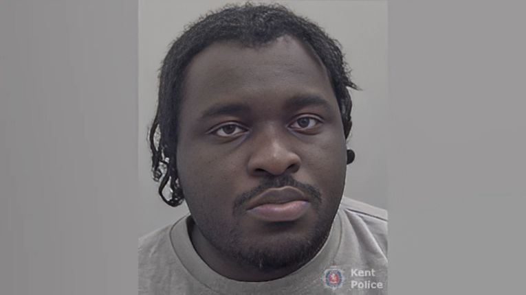 Šizofrenični muškarac u Britaniji na ulici napao časnika noževima. Dobio doživotnu