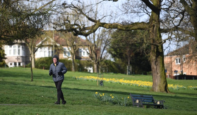 Britanci vikend proveli u parkovima, vlada im danas poručila da ostanu kod kuće