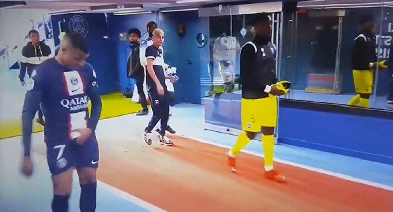 VIDEO Kylian Mbappe se okrenuo prema igraču Auxerrea i uhvatio za međunožje