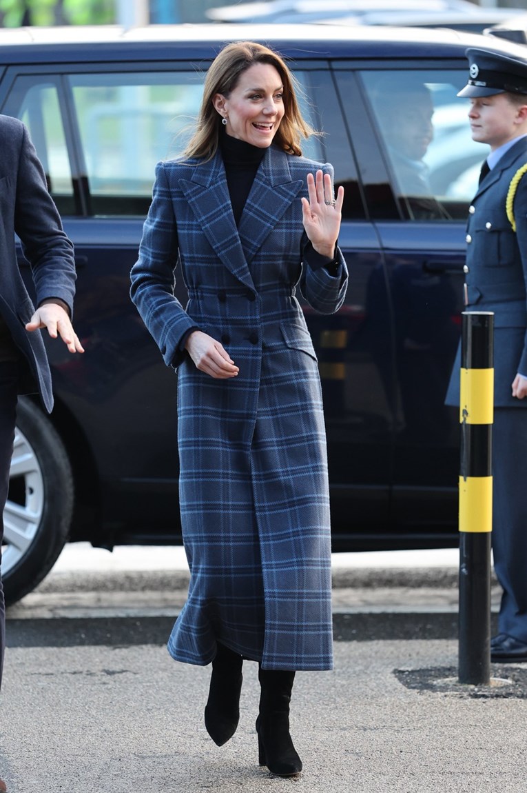 Kate Middleton u Škotskoj nosila je kaput koji ne prolazi nezapaženo