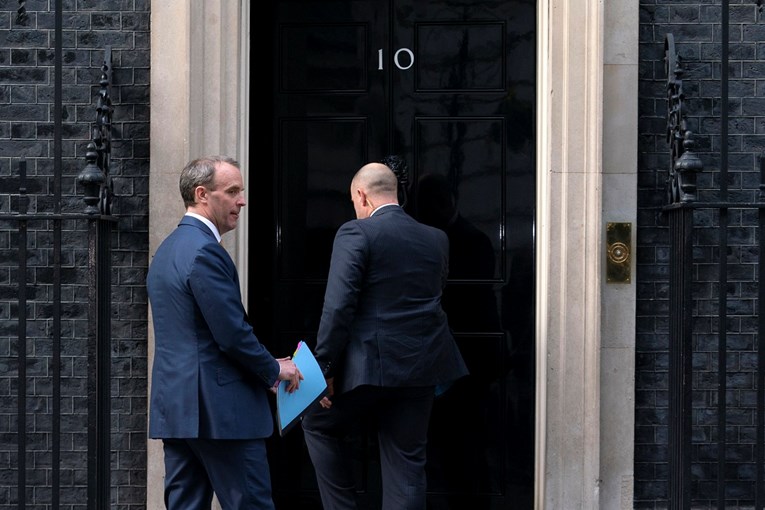 Britanska vlada bez Johnsona razmatra produženje ograničenja kretanja