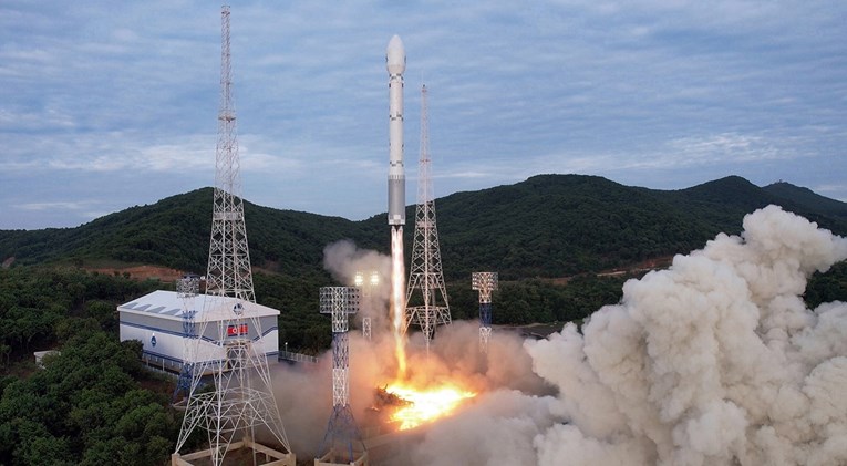 Kim Jong-un priprema lansiranje špijunskog satelita. Japanski razarači u pripravnosti