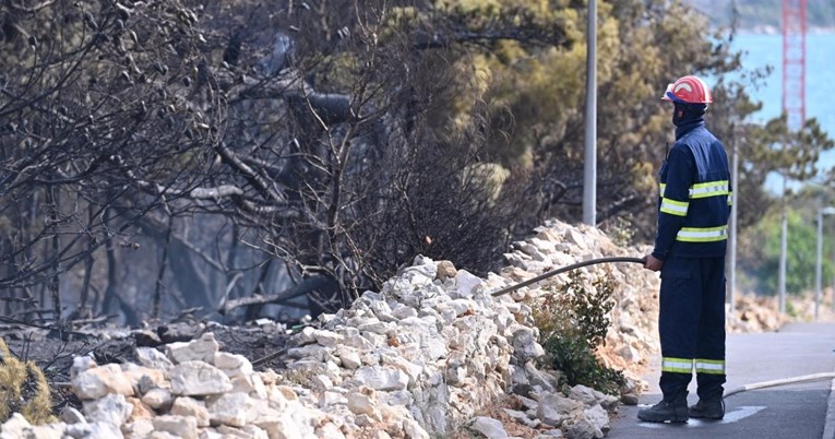 Vatrogasci stavili pod kontrolu niz požara u Dalmaciji, još uvijek gori kod Knina