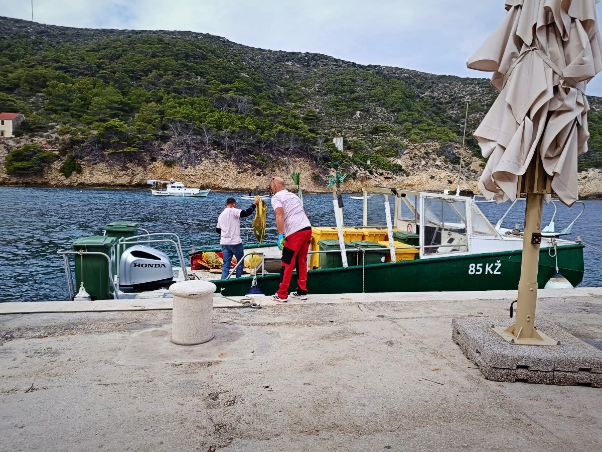 FOTO Ronioci i volonteri čistili podmorje kod Biševa