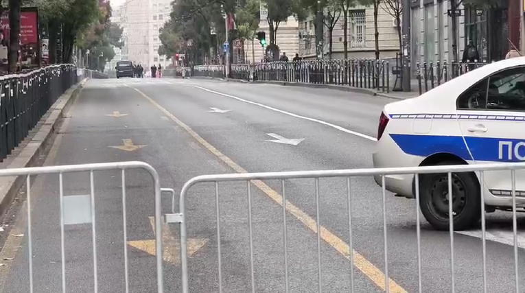 VIDEO Blokada kod izborne komisije u Beogradu. Postavljene ograde, ima puno policije