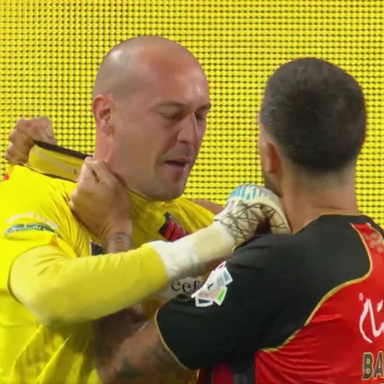 VIDEO Golman koji je pričao o "srpskom Kninu" se potukao sa suigračima usred utakmice