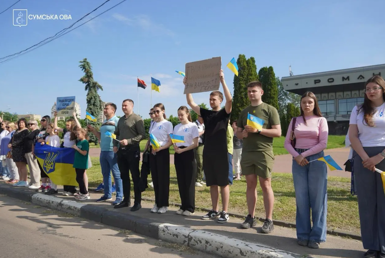 Jeziv napad u Sumiju. Rusi dronom gađali pogrebnu povorku