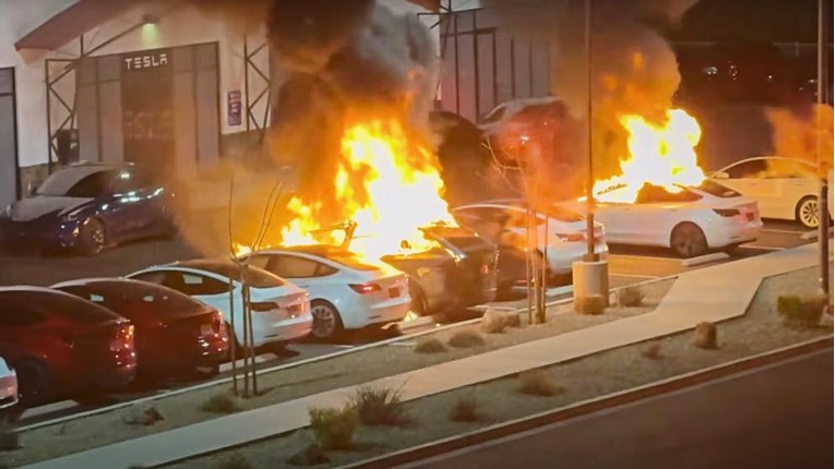 Troje optuženih za uništavanje Tesli u Americi. Prijeti im do 20 godina zatvora