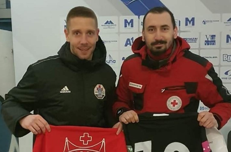 Igrač Belupa nakon poraza je dao dres navijaču Osijeka. Upoznali su se u Petrinji 