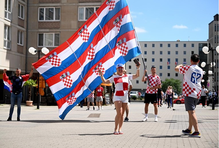 Spojio devet hrvatskih zastava u jednu veliku i zaputio se u Leipzig