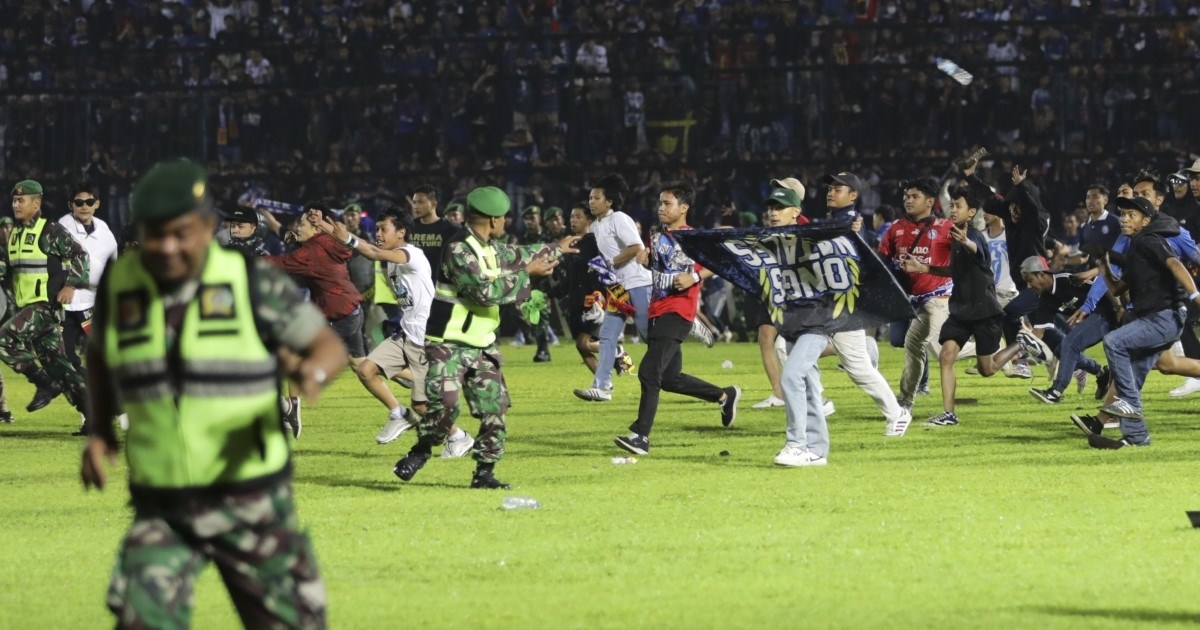 Neredi na utakmici u Indoneziji. Navijači upali na teren, poginulo najmanje 129 ljudi