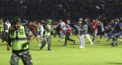 Neredi na utakmici u Indoneziji. Navijači upali na teren, poginulo najmanje 129 ljudi