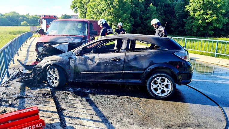 Teška nesreća kod Garešnice, auti se zapalili. Četvero ljudi u bolnici