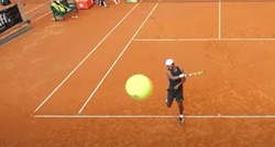 Bijesni tenisač razbio kameru za vrijeme meča. Pogledajte kako je to napravio