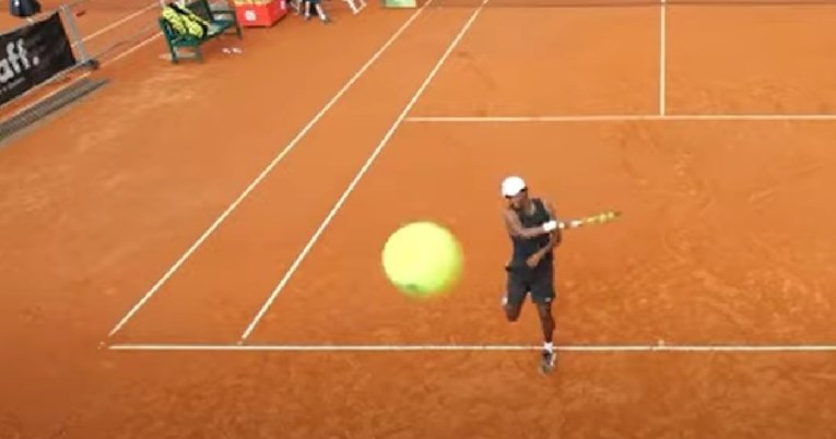 Bijesni tenisač razbio kameru za vrijeme meča. Pogledajte kako je to napravio