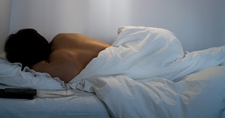 Spavanje na leđima može poboljšati san i umanjiti bol u vratu