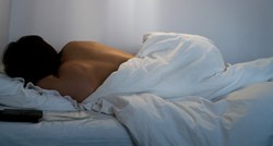 Spavanje na leđima može poboljšati san i umanjiti bol u vratu