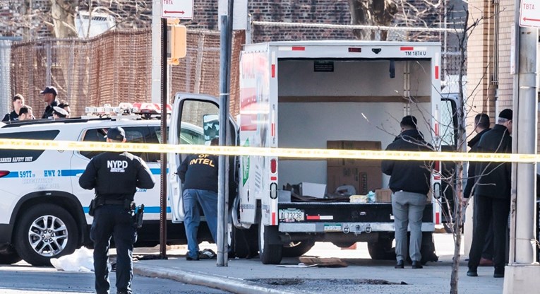 Vozač u New Yorku bježao od policije pa se zabio u skupinu pješaka, osam ozlijeđenih