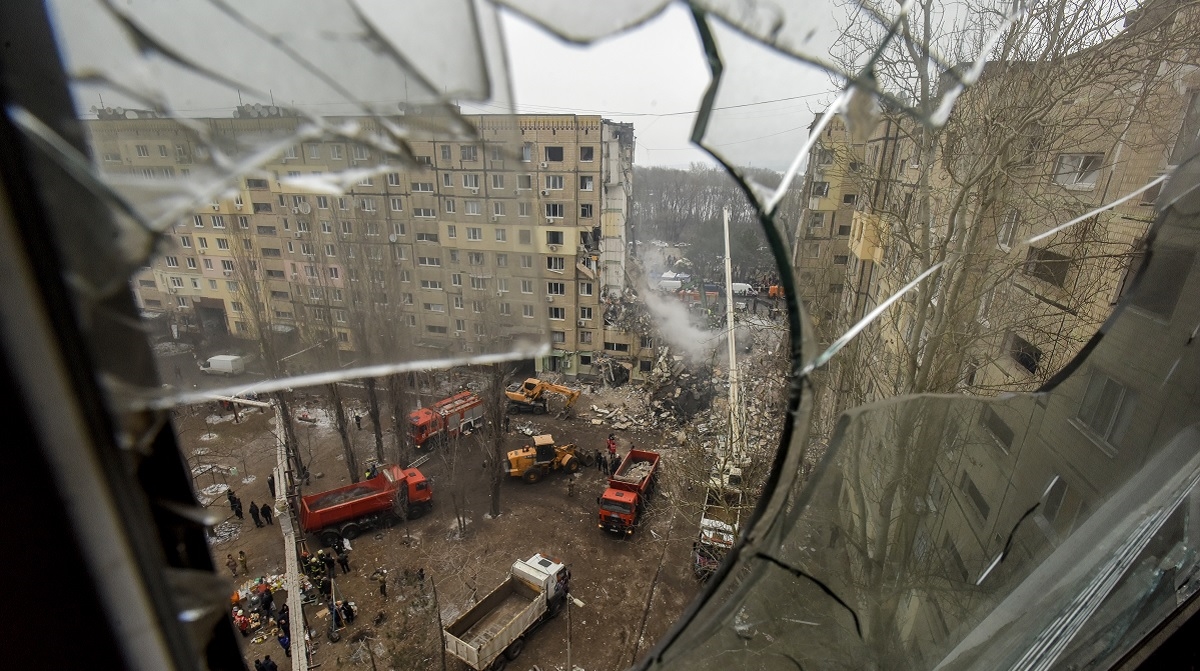 Ljudi na spomeniku u centru Moskve ostavljaju cvijeće za poginule u Dnjepru