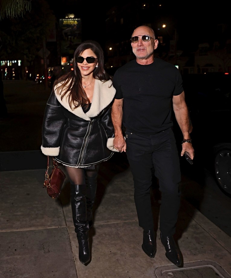 Jeff Bezos i Lauren Sanchez snimljeni na spoju u LA-u, nisu skidali osmijeh s lica