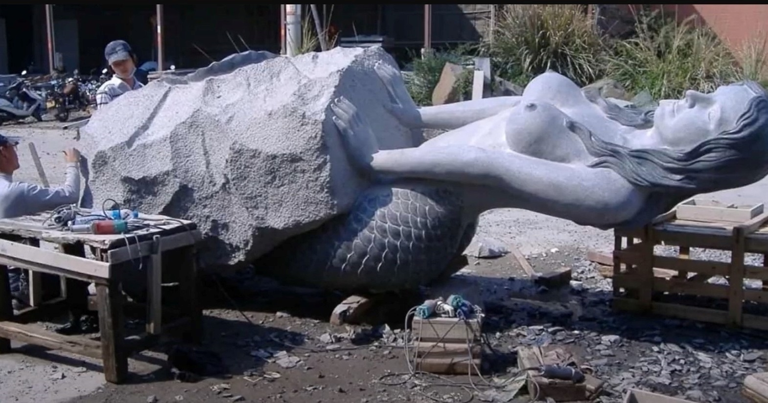 Danska uklanja kontroverzni kip "pornografske" sirene s velikim grudima