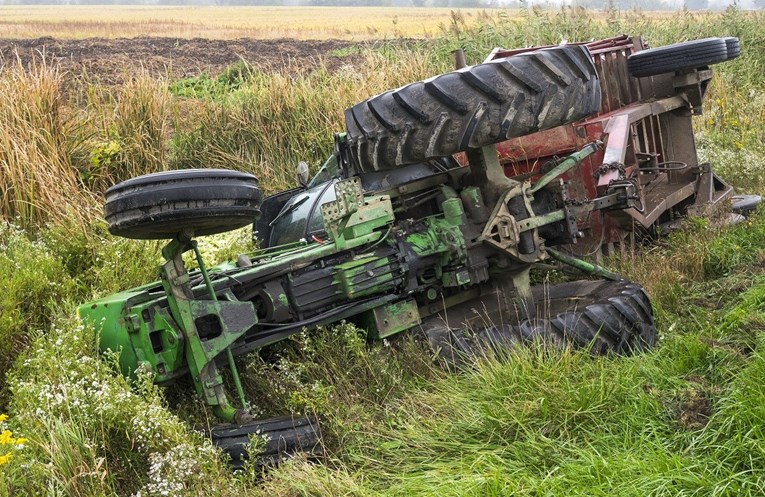 Traktor koji se prevrnuo vozio 84-godišnjak, poginula žena. Policija objavila detalje