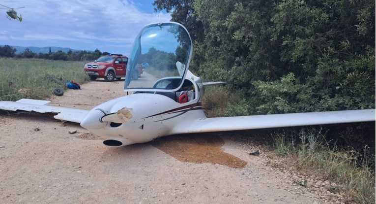 Mali avion na Hvaru promašio pistu, udario u žene. Ozlijeđene četiri strankinje
