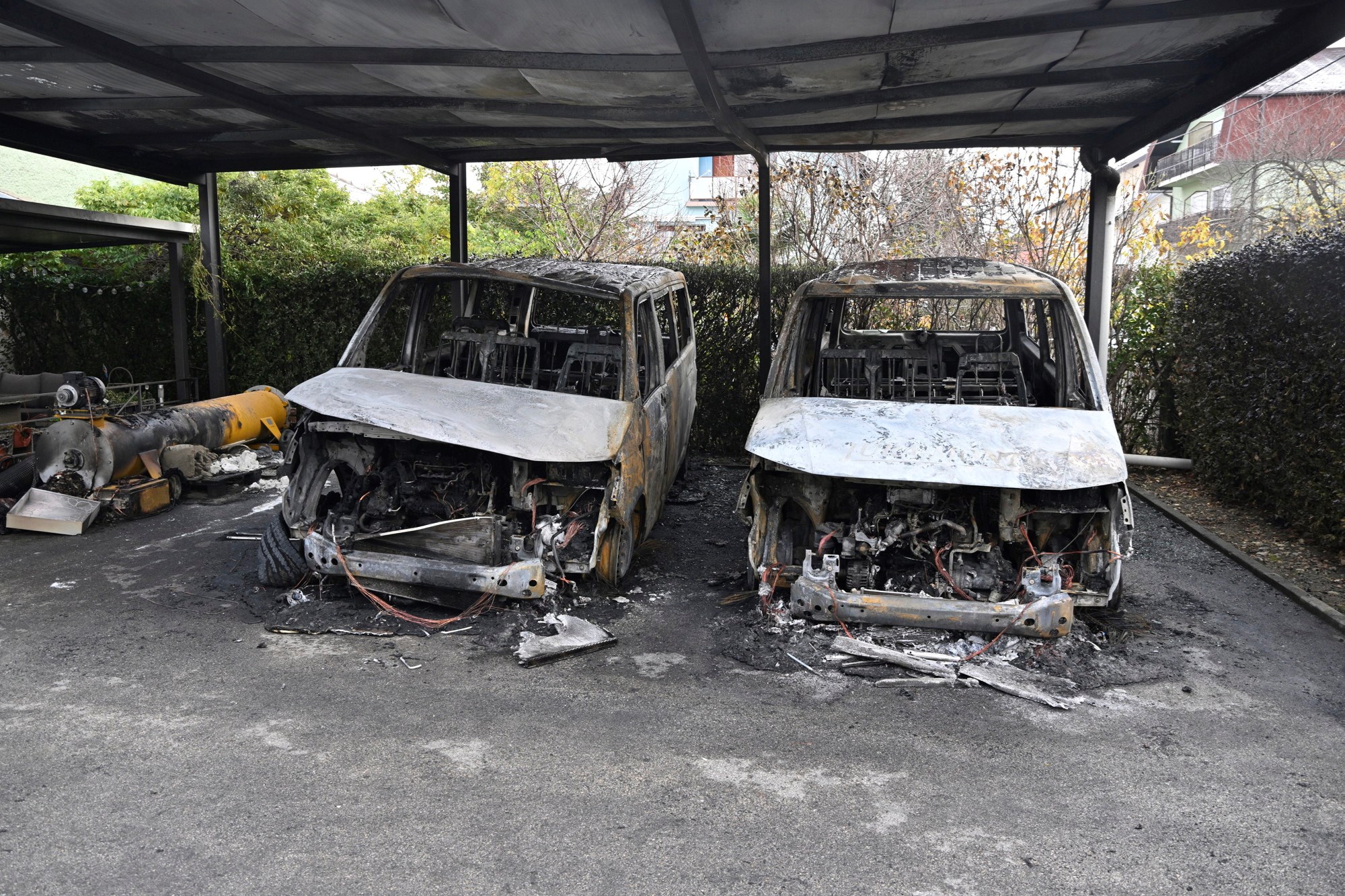 U Dubravi izgorjela dva kombija