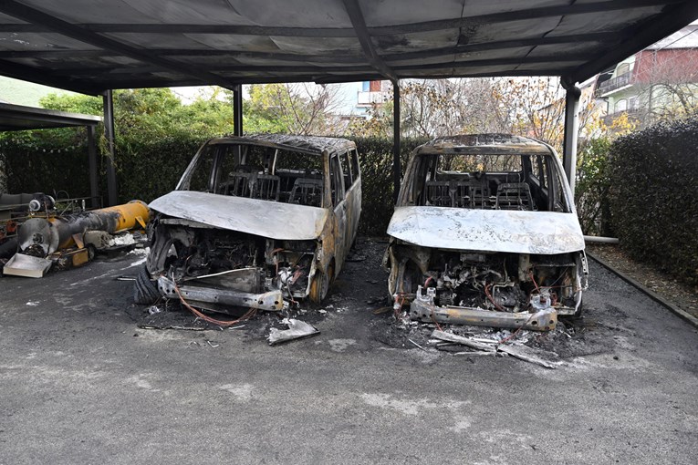 U Dubravi izgorjela dva kombija