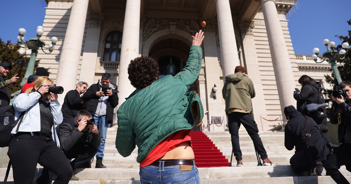 VIDEO Prosvjednici jajima gađali srpski parlament. Ostavili poruku na stepenicama